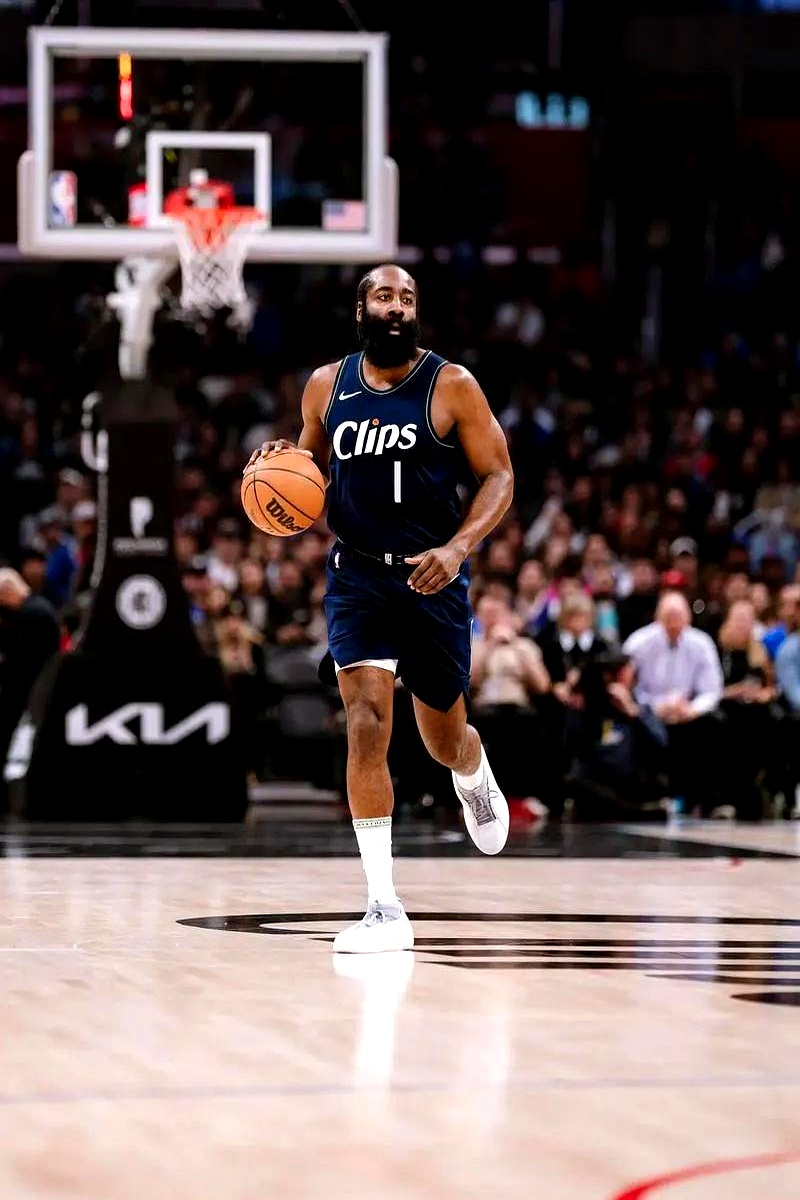 爱游戏官方入口-表现优异首场状态出色，巴塞罗那观众沸腾！，哈登重返赛场再创辉煌时刻的简单介绍